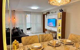 Magnífico APARTAMENTO de Charme - 3 quartos AR CONDICIONADOS SPLIT - Beira Mar, 2 banheiros, 2 Vagas Garagem, 4 Varandas, 2 Elevadores, Redes para Descanso, Wi-Fi, Air Fryer, Disney Plus, HBO Max, Guarda Sol, Cadeiras de Praia, Carrinho e Caixa Térmi